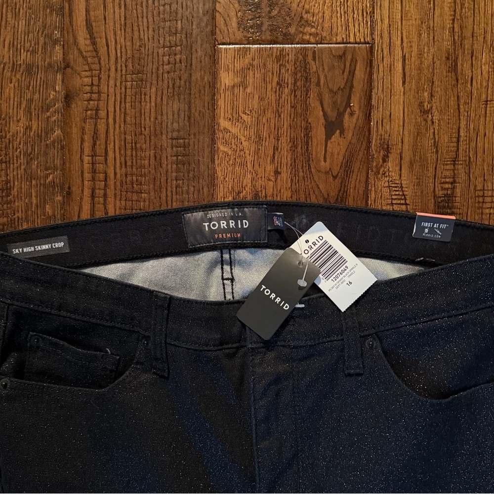 NWT TORRID PREMIUM SKY HIGH SKINNY JEANS IN A SPARKLE FINISH Size 16R - Picture 3 of 4